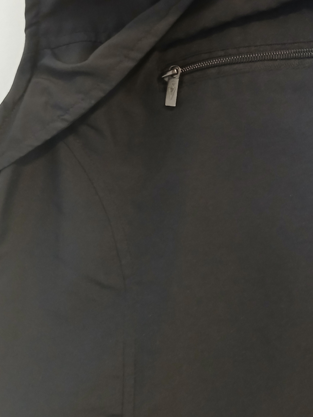 black SCOTTeVEST utility travel vest featuring a full-zip front READ - Picture 6 of 10